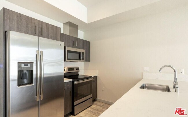 Building Photo - 1249 S Grand Ave