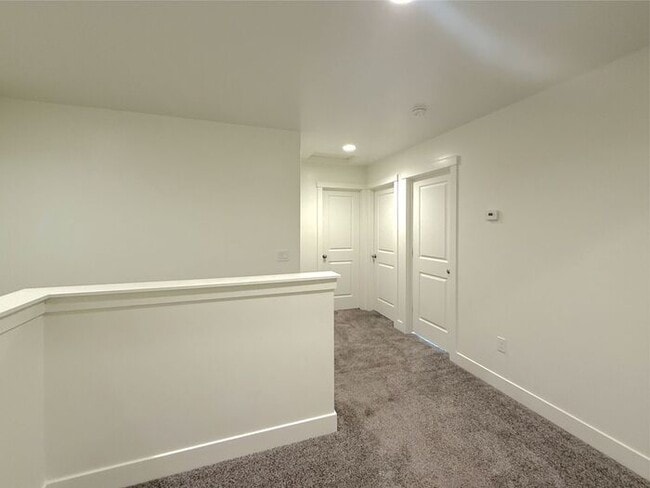 Building Photo - 4 bed, 2.5 bath home w/2 car garage