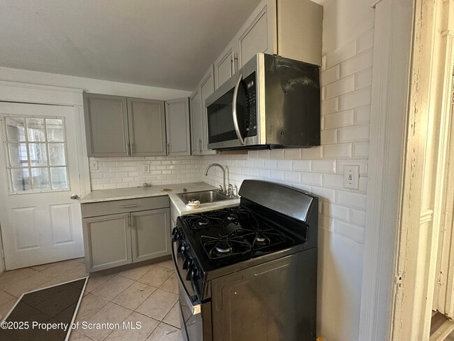 Building Photo - 16 Sterling Ave