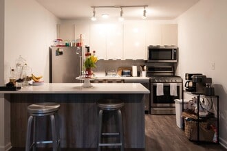 Building Photo - Massive Condo Quality 2 Bed / 2.5 Bath Duplex Down in Wrigleyville!