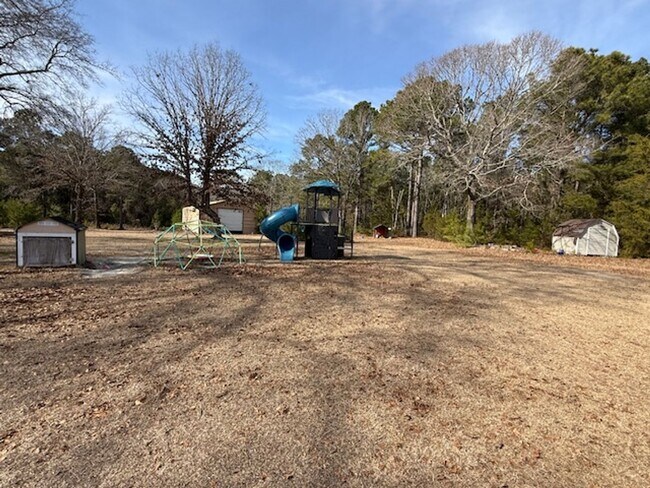 Building Photo - Room to Roam