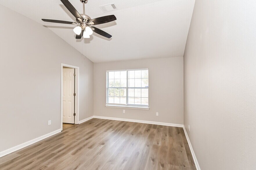 Building Photo - 190 Pine Ridge Ln