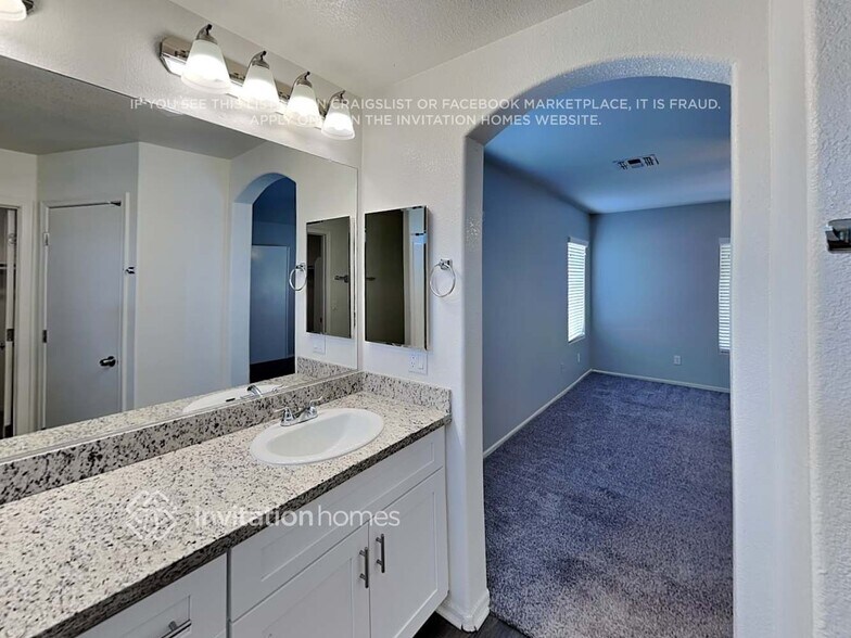 Building Photo - 12724 W Voltaire Ave