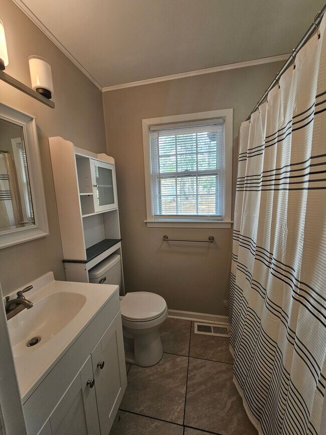 Building Photo - New Listing