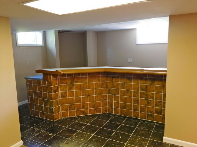 Building Photo - 5 acres and a Large 6 bedroom house. Extra garages and sheds.