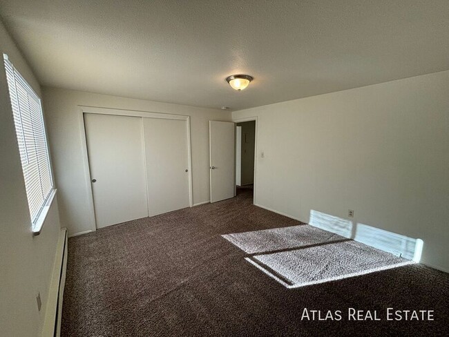 Building Photo - Newly Renovated Upper Level 2 Bed 1 Bath U...