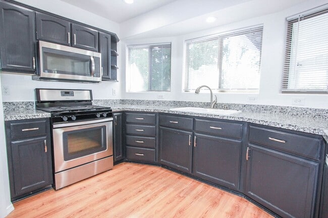 Building Photo - 4266 N Saratoga Dr
