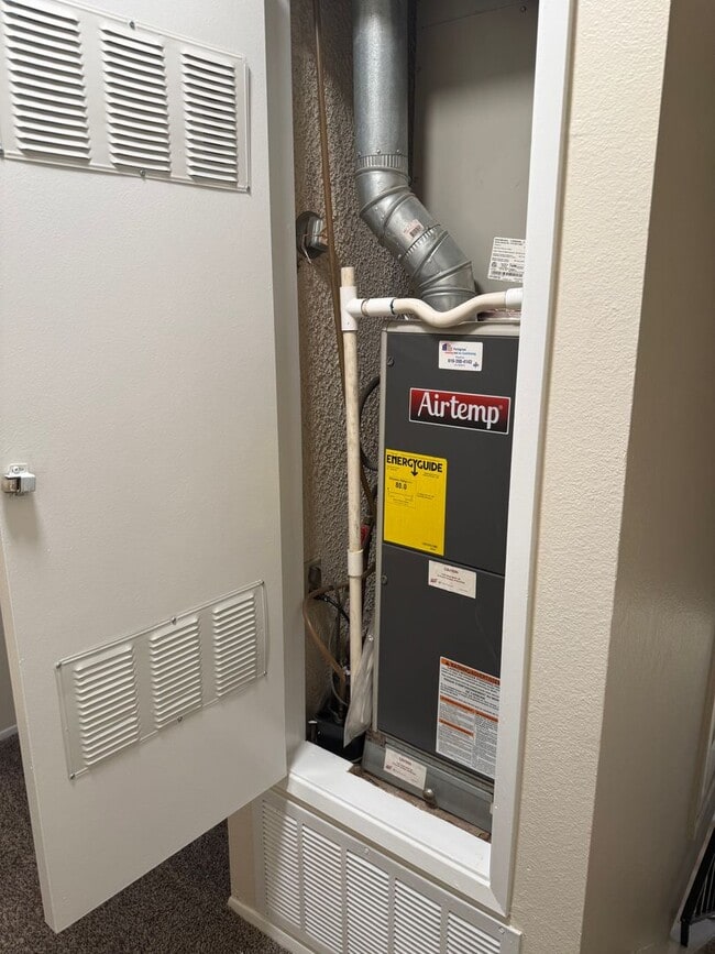 Building Photo - 8266-8266 Linden Rd