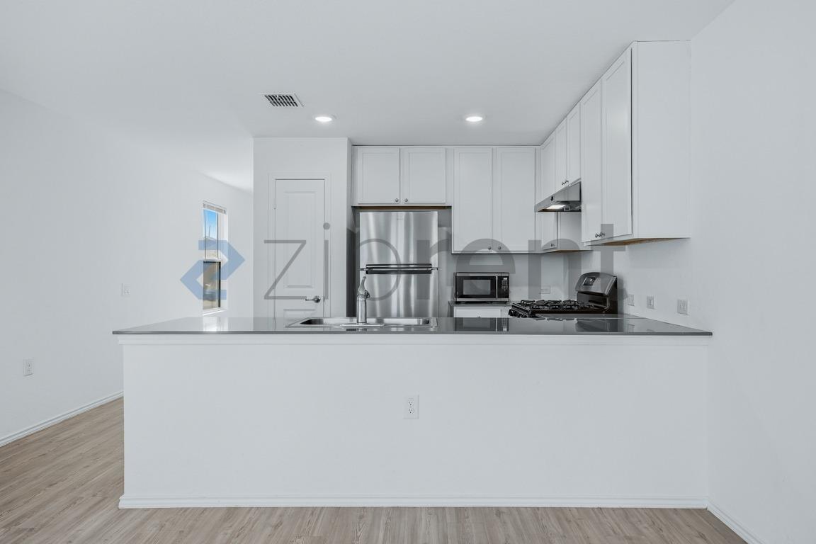 Building Photo - 10106 Ana Hts