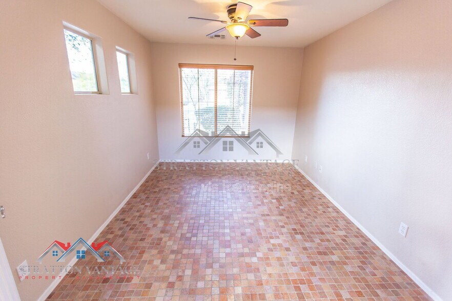 Building Photo - 4613 E Thorn Tree Dr