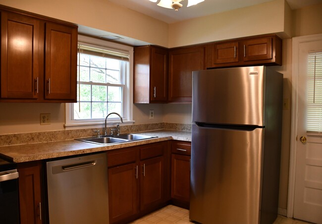 Building Photo - 181 St James Dr