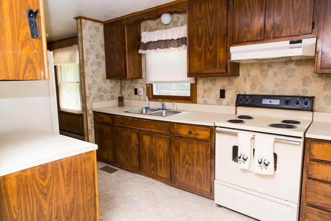 Building Photo - Country living in Cedar Grove