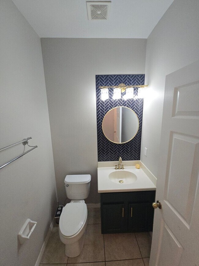 Building Photo - Modern 3 Bedroom 2.5 Bath in Gibsonton