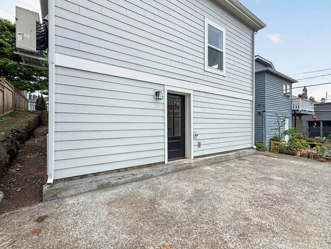 Building Photo - 925 N 75th St