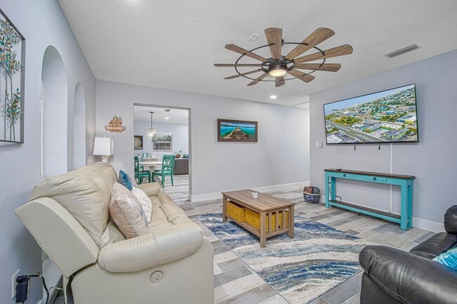 Building Photo - AVAILABLE MARCH 15TH 2026 -Downtown Flagler Beach Furnished 3 bedroom 1 bath!