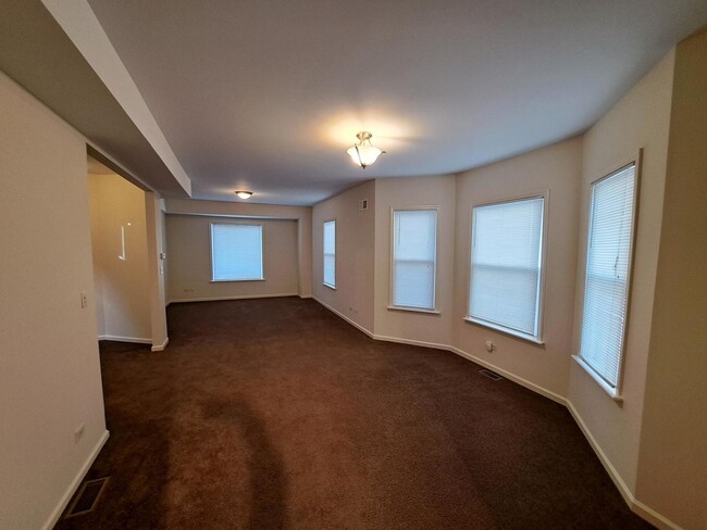 Building Photo - 1509 W Greenleaf Ave