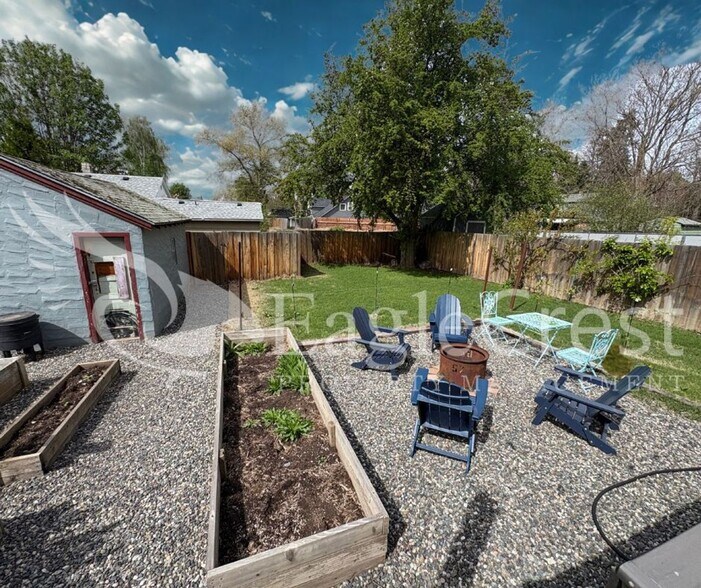 Building Photo - Spacious 3BR/2BA Home with Additional Living Space & Entertainer’s Backyard