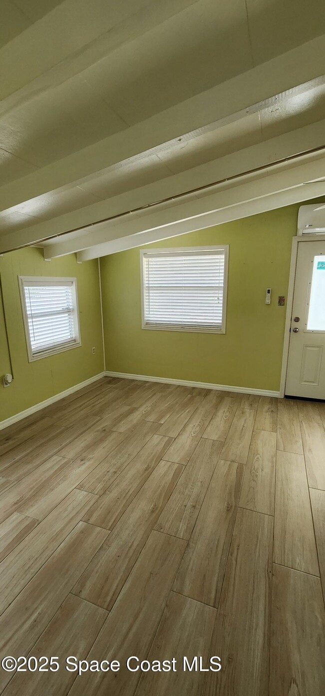 Building Photo - 833 Cronin Ave