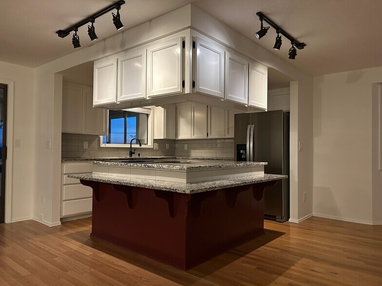 Building Photo - 454 N Pebble Beach Way