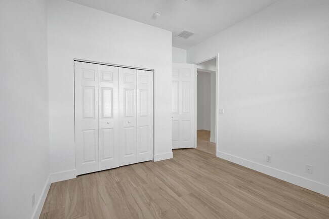 Building Photo - 118 NW Pleasant Grove Way