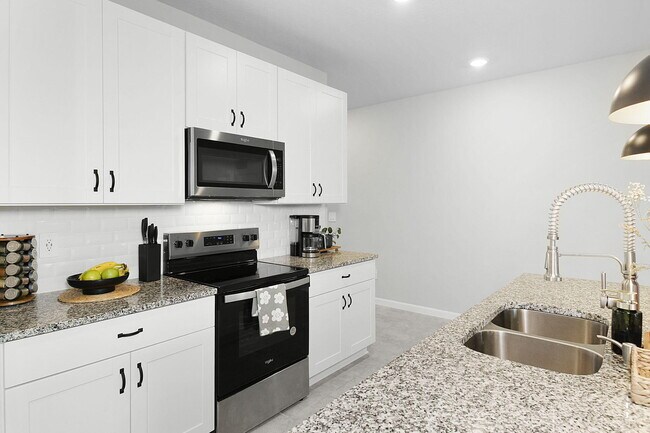 Building Photo - 5766 SE Edgewater Cir