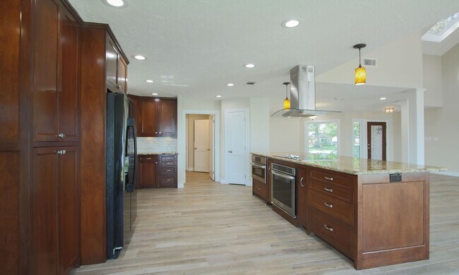 Building Photo - 14535 Diamondhead N