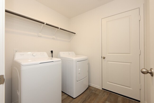 Building Photo - 3027 Lake Crest Dr