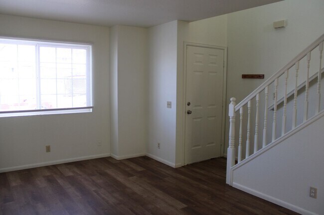 Building Photo - Charming 2 Bedroom Townhome in Loveland