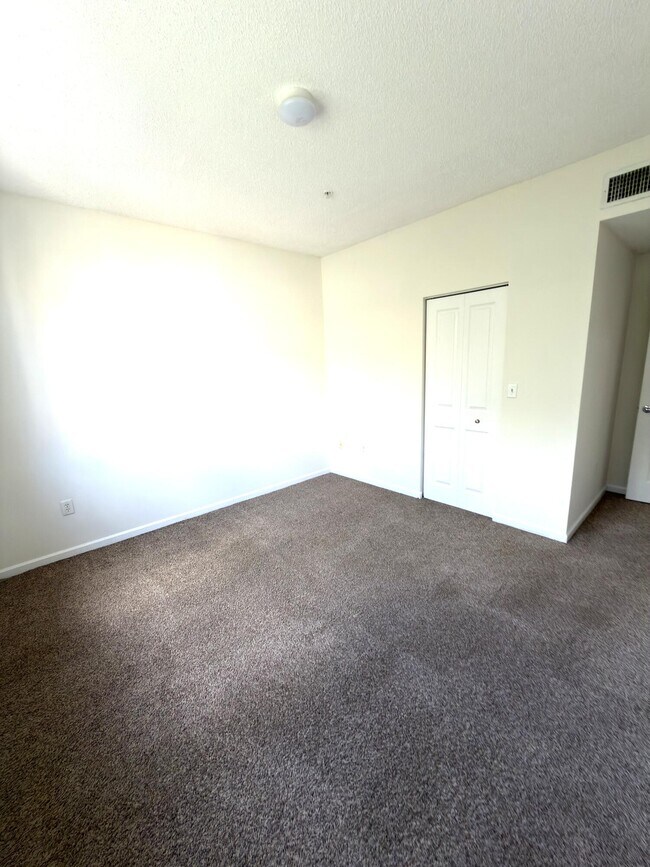Building Photo - 5800 W Sample Rd