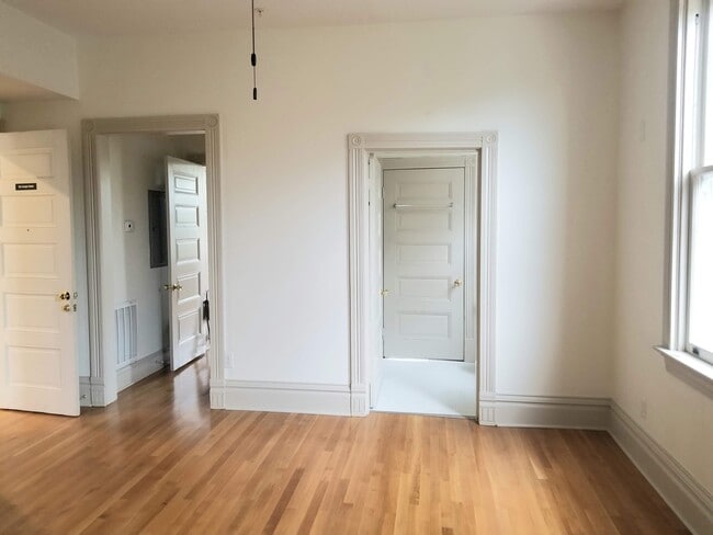 Building Photo - 2112 Monteiro Ave