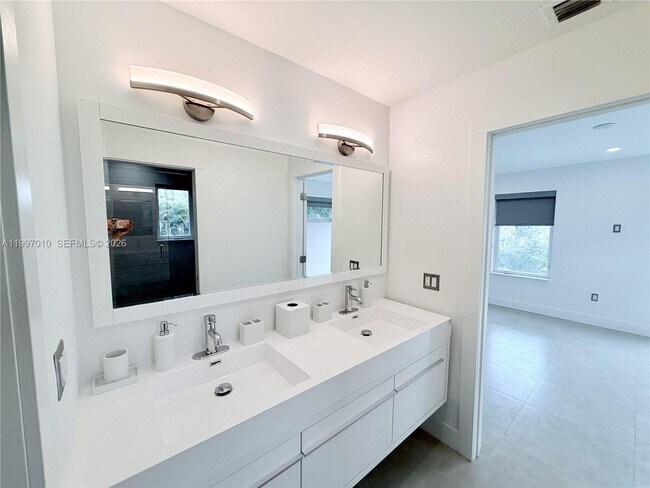 Building Photo - 540 SW 6th Ave