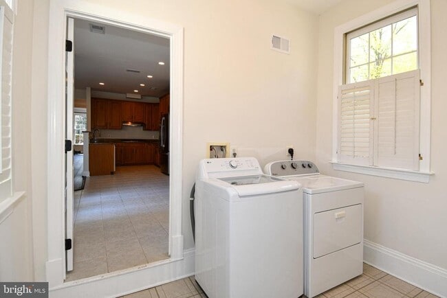 Building Photo - 301 Hillwood Ave