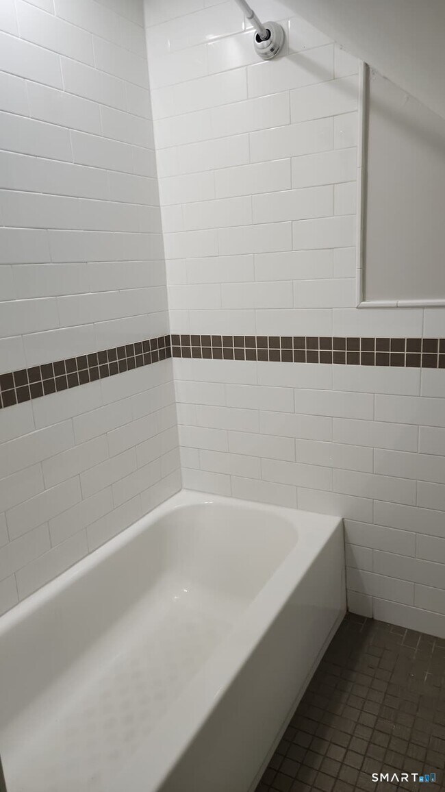 Building Photo - 67 Beardsley Park Terrace