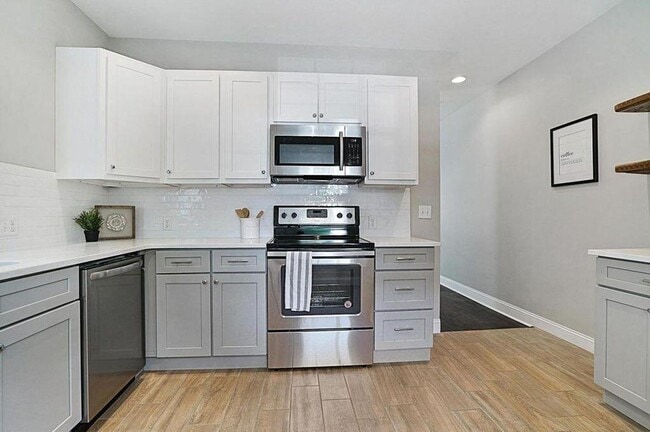 Building Photo - 597 Lilley Ave