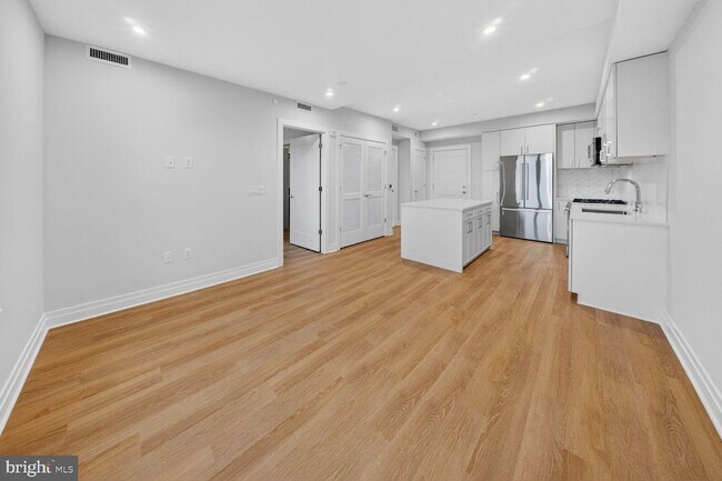 Building Photo - 811 N Columbus St