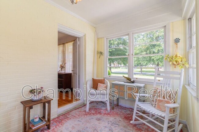 Building Photo - 1514 Crest Dr