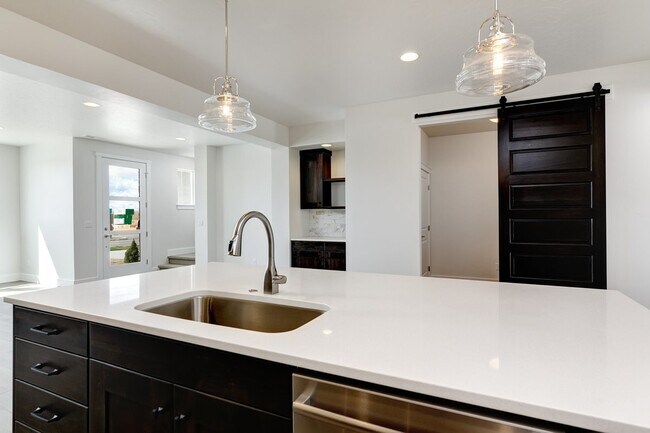 Building Photo - 3 Bedroom 2.5 Bathroom Townhouse in Harris Ranch.
