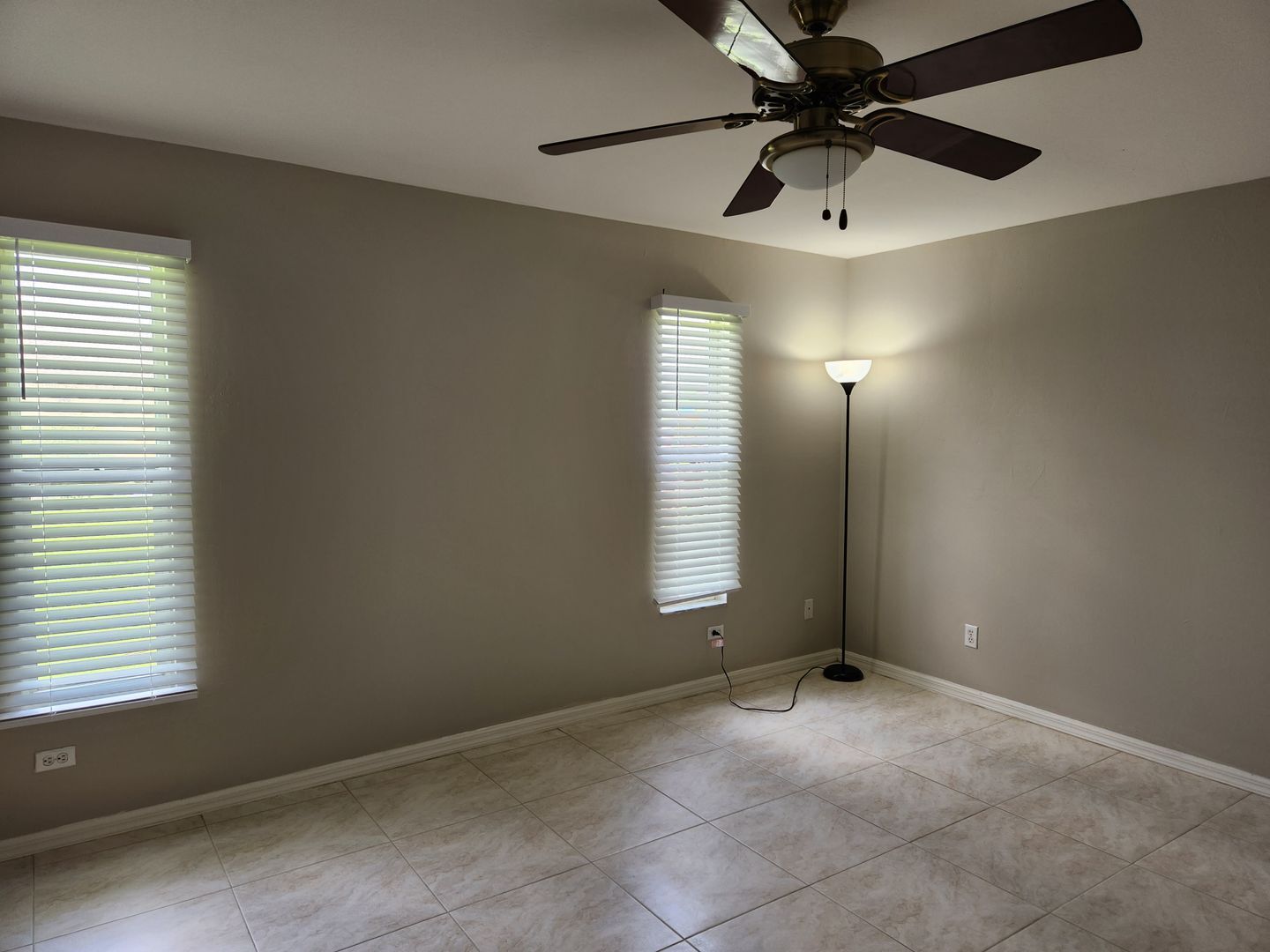 Building Photo - BEAUTIFUL 3 BR / 2 BA HOME AVAILABLE IN MIRROR LAKES