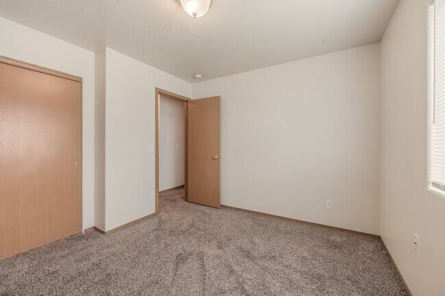 Building Photo - 3 bed 2 bath duplex with sprinkler system
