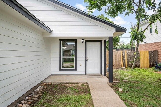 Building Photo - 613 Broken Bow Dr