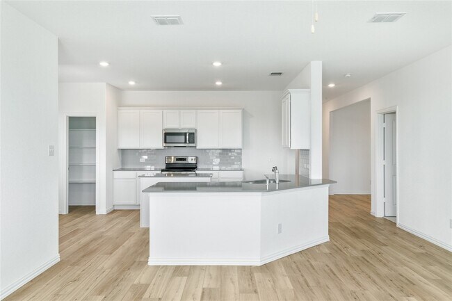 Building Photo - 4905 Woodloch Dr