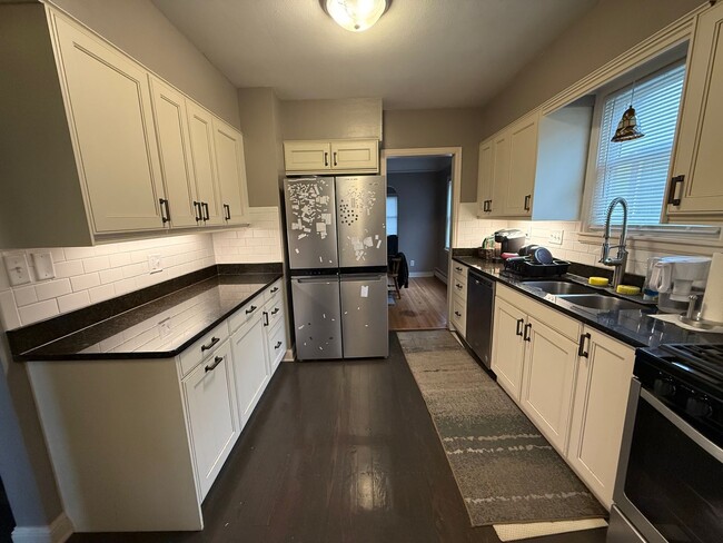 Building Photo - Stunning 5 Bed 2 Bath House Located in the...