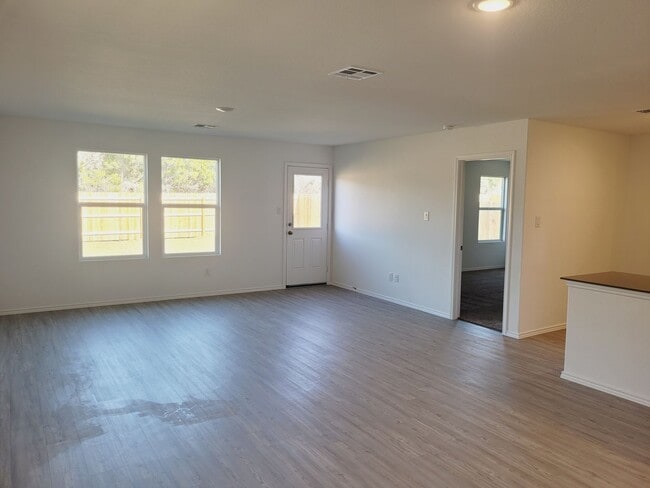 Building Photo - 2024 4-bed Home in Bulverde