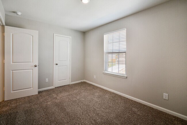 Building Photo - Move-In Ready Home with Spacious Layout and Great Location!