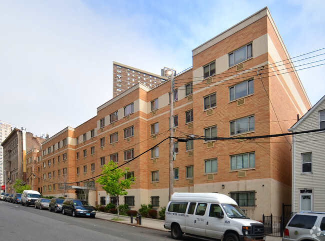 Primary Photo - Courtlandt Avenue Apartments