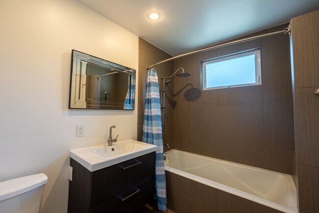 Building Photo - 10930 Oro Vista Ave