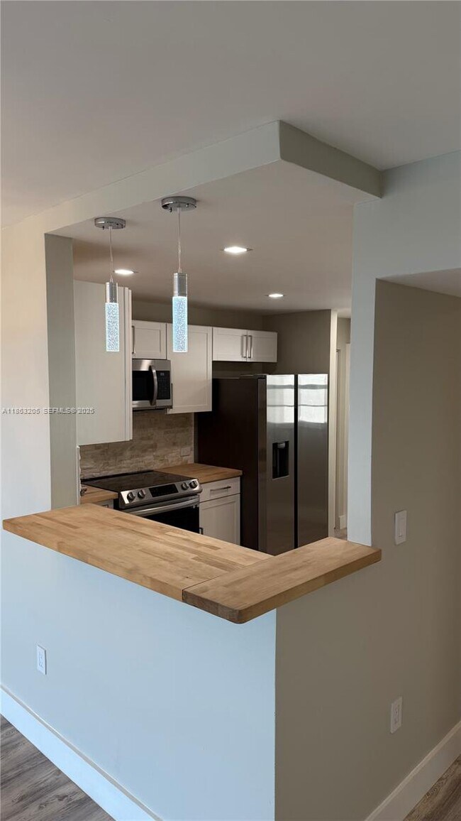 Building Photo - 1750 NE 191st St