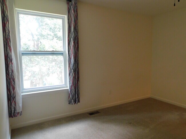 Building Photo - 4251 Lilac Ln