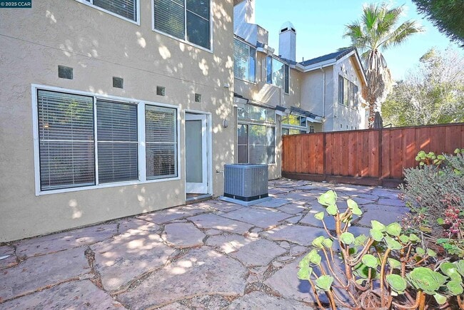 Building Photo - 6198 Lakeview Cir