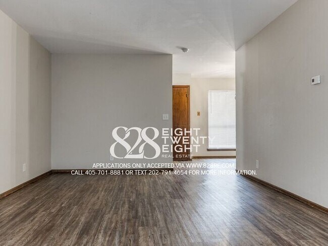 Building Photo - West Norman 2 Bed/1 Bath Duplex WITH Fenced Backyard! AVAILABLE NOW!